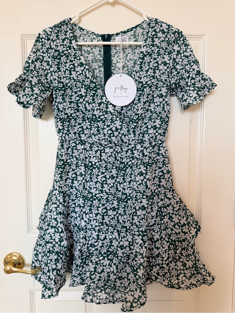 Princess Polly size 2 Women’s Green and White Dress Fit and Flare